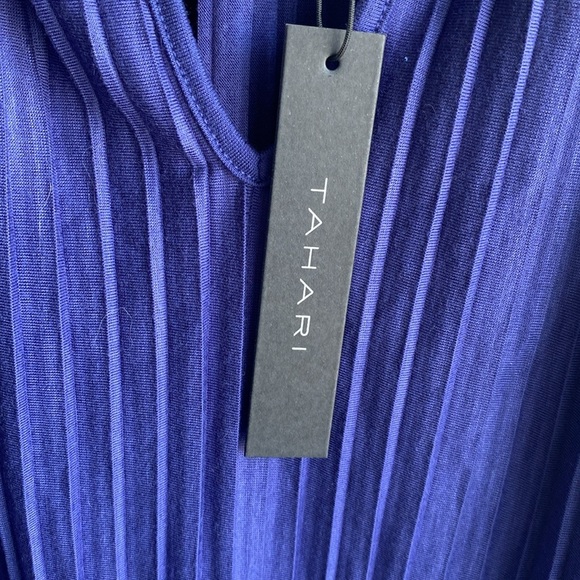 Tahari Women’s V- Neck Blue Pleated Tank Top - Picture 5 of 5